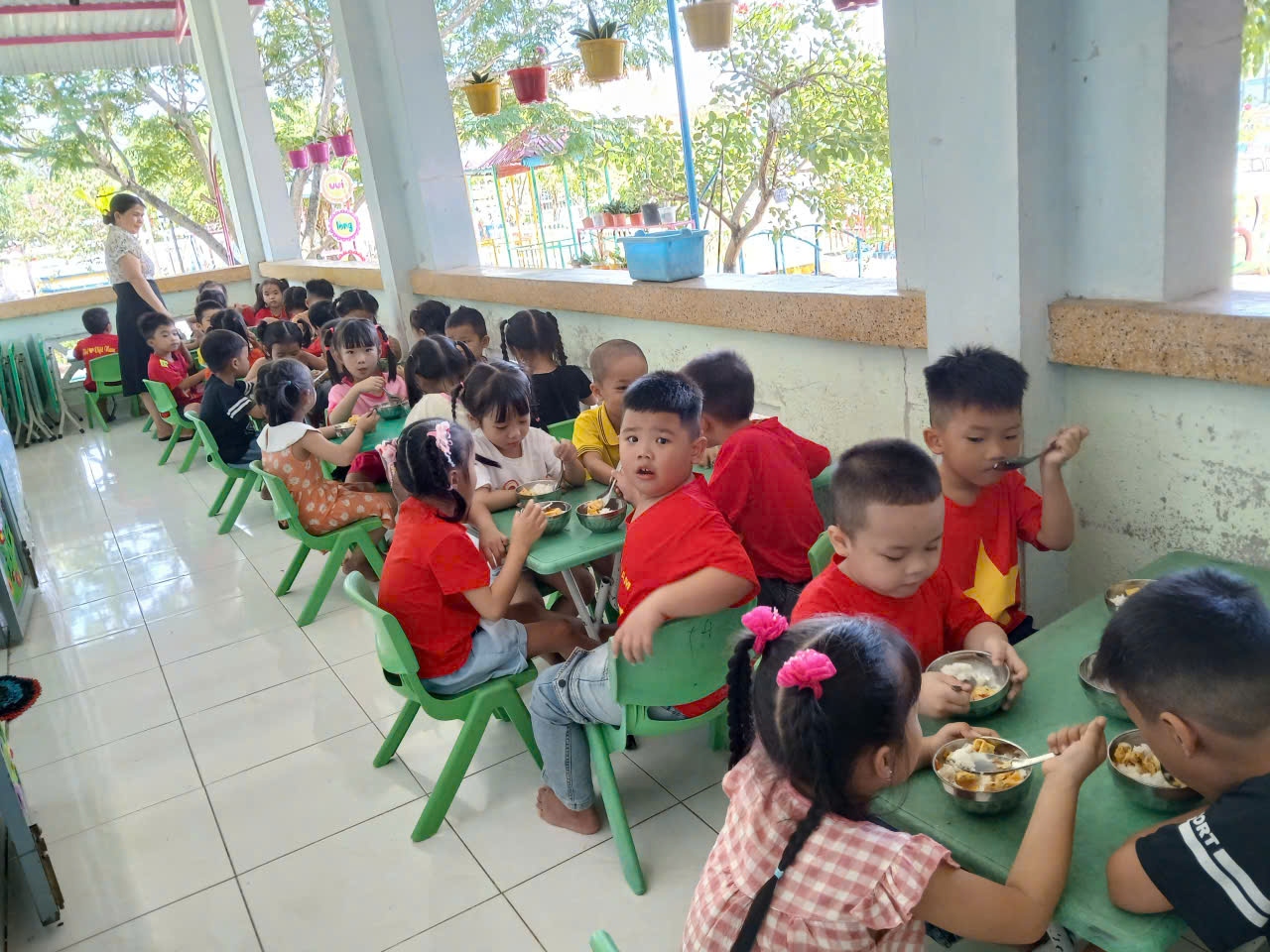 Tổ chức giờ ăn cho trẻ Tổ chức giờ ăn cho trẻ