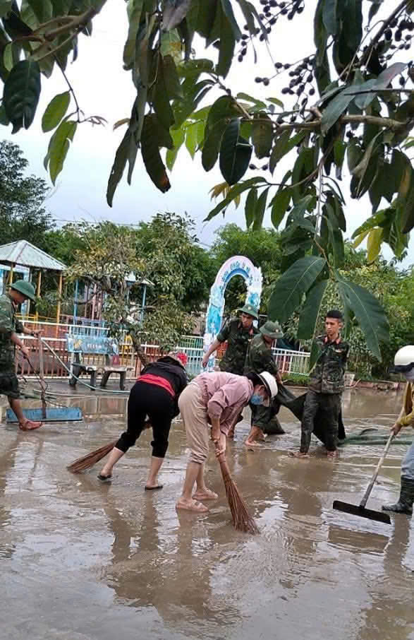 Trưa ngày 23/10/2025 Bộ đội quân khu 5 xuống hổ trợ trường MN Hòa Mỹ Đông khắc phục sau lũ