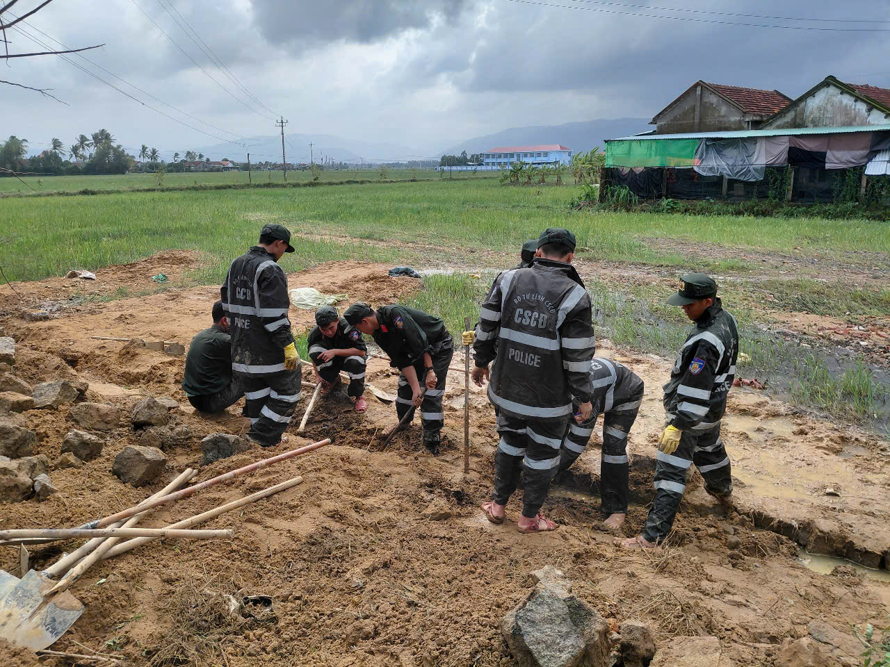 Đại đội 3,tiểu đoàn 1, E20, K02 Bộ Công an đã nhiệt tình giúp đỡ Trường Mầm non Hòa Mỹ Đông khắc phục thiệt hại sau lũ lụt