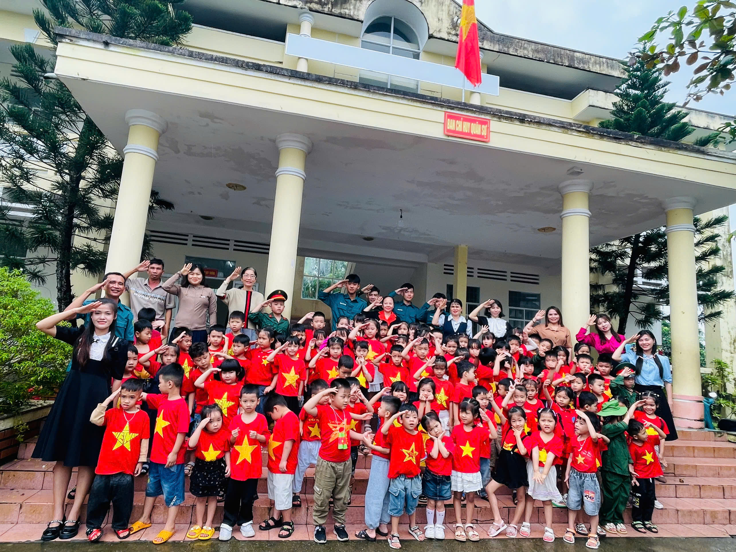 CHO TRẺ THAM QUAN VÀ TRẢI NGHIỆM  BCH QUÂN SỰ VÀ CÔNG AN XÃ NHẰM GIÁO DỤC TINH THẦN YÊU NƯỚC -TUỔI TRẺ THAM GIA BẢO VỆ TỔ QUỐC, NHÂN KỶ NIỆM 41 NĂM NGÀY QUỐC PHÒNG TOÀN DÂN 22/12