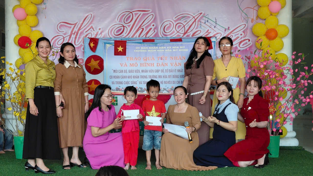 TRƯỜNG MẦM NON HÒA MỸ ĐÔNG TỔ CHỨC TRAO QUÀ TẾT NHÂN ÁI CHO TRẺ CÓ HOÀN CẢNH KHÓ KHĂN VÀ MÔ HÌNH DÂN VẬN KHÉO TRƯỜNG MẦM NON HÒA MỸ ĐÔNG TỔ CHỨC TRAO QUÀ TẾT NHÂN ÁI CHO TRẺ CÓ HOÀN CẢNH KHÓ KHĂN VÀ MÔ HÌNH DÂN VẬN KHÉO